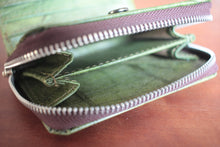 Laden des Bilds im Galerie-Viewer, Nachhaltiges Portemonnaie aus recycelten Blättern in grün mit Zipper – vegan &amp; umweltfreundlich
