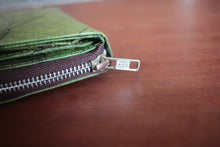Laden des Bilds im Galerie-Viewer, Nachhaltiges Portemonnaie aus recycelten Blättern in grün mit Zipper – vegan &amp; umweltfreundlich

