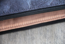 Laden des Bilds im Galerie-Viewer, Gefütterte nachhaltige Laptop Hülle 13–14 Zoll aus Blattleder – Handgenähte vegane Laptoptasche, wasserabweisendes Laptop Case, Unikat für MacBook Air &amp; Pro in Marineblau
