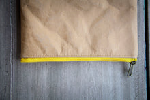 Laden des Bilds im Galerie-Viewer, Laptop-Hülle 13 &quot; - 14 &quot; Zoll aus Kraft Papier mit gelbem Zipper
