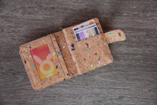 Afbeelding in Gallery-weergave laden, Portemonnaie aus Kork mit Farbakzenten und Zipper
