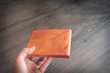 Laden des Bilds im Galerie-Viewer, Portemonnaie aus recycelten Blättern in braun
