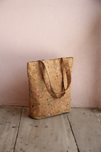 Afbeelding in Gallery-weergave laden, Tote Bag - Tragetasche / Tasche aus Kork mit Farb-Akzenten
