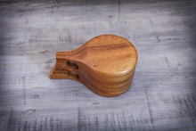 Laden des Bilds im Galerie-Viewer, Underside of a handcrafted acacia wood cup in Scandinavian design with ergonomic double handle, highlighting the natural wood texture and fine craftsmanship
