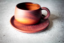 Laden des Bilds im Galerie-Viewer, Side view revealing elegant wood grain on cup and saucer
