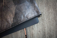 Carica l'immagine nel visualizzatore di Gallery, Gefütterte nachhaltige Laptop Hülle 13–14 Zoll aus Blattleder – Handgenähte vegane Laptoptasche, wasserabweisendes Laptop Case, Unikat für MacBook Air &amp; Pro in grau -metallic/ dunkelbraun
