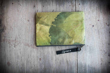 Laden des Bilds im Galerie-Viewer, Nachhaltige 15–16 Zoll Laptoptasche aus Teak-Blattleder | Gefütterte vegane Laptop Hülle / Laptop Sleeve, handgemacht &amp; wasserabweisend – Unikat Schutzhülle für MacBook Pro/Air, Lenovo &amp; HP in grün
