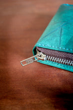 Laden des Bilds im Galerie-Viewer, Nachhaltiges Portemonnaie aus recycelten Blättern in türkis mit Zipper – vegan &amp; umweltfreundlich
