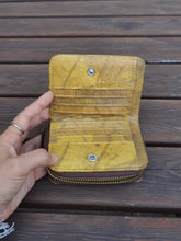 Charger l'image dans la galerie, Nachhaltiges Portemonnaie aus recycelten Blättern in gelb mit Zipper – vegan &amp; umweltfreundlich (Copy)
