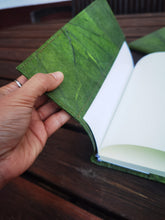Charger l'image dans la galerie, Notizbuch A5 unliniert, Nachhaltiges Journal aus echten Blättern, Tagebuch Blanko, Eco Friendly Sketchbook in grün, Geschenk für Sie &amp; Ihn
