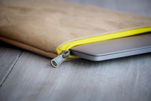 Laden des Bilds im Galerie-Viewer, Laptop-Hülle 15 &quot; - 16 &quot; Zoll aus Kraft Papier mit gelbem Zipper
