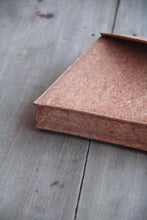 Laden des Bilds im Galerie-Viewer, Gefütterte 15–16 Zoll Laptoptasche aus Kork | Nachhaltige vegane Laptop Hülle mit Magnetverschluss, wasserabweisend für MacBook Air &amp; Pro, Natur
