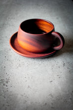 Laden des Bilds im Galerie-Viewer, Edle Holztasse mit passendem Unterteller aus dunkler Akazie, Vorderansicht
