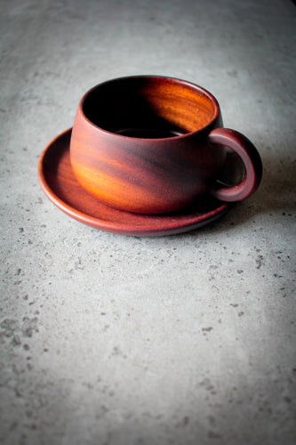 Edle Holztasse mit passendem Unterteller aus dunkler Akazie, Vorderansicht