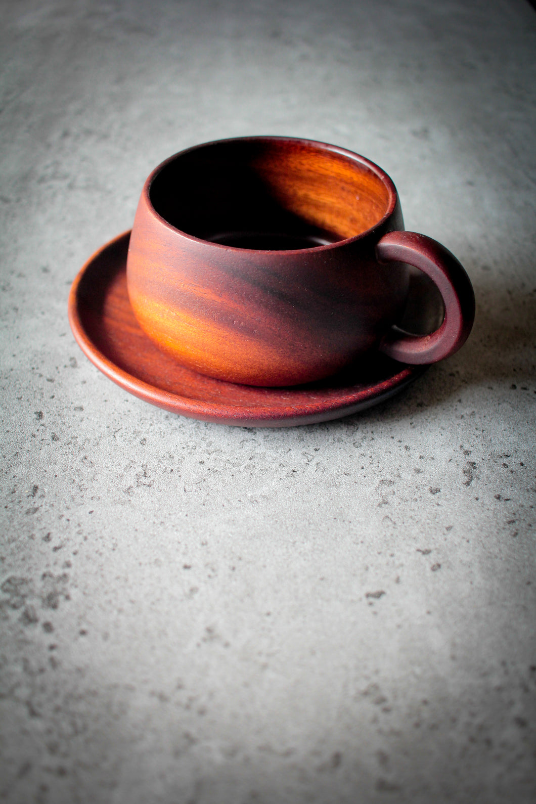 Edle Holztasse mit passendem Unterteller aus dunkler Akazie, Vorderansicht