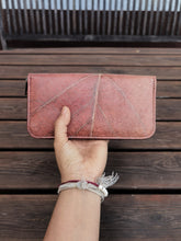 Indlæs billede til gallerivisning Portemonnaie/ Geldbörse aus recycelten Blättern, Nachhaltige vegan Brieftasche mit Zipper in Braun - Vegan &amp; umweltfreundlich
