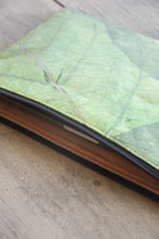 Laden des Bilds im Galerie-Viewer, Laptop-Hülle 13&quot; - 14&quot; Zoll aus recycelten Blättern in grün
