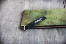 Laden des Bilds im Galerie-Viewer, Nachhaltige 15–16 Zoll Laptoptasche aus Teak-Blattleder | Gefütterte vegane Laptop Hülle / Laptop Sleeve, handgemacht &amp; wasserabweisend – Unikat Schutzhülle für MacBook Pro/Air, Lenovo &amp; HP in grün

