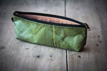 Cargar imagen en el visor de la galería, Estuche/estuche elaborado con hojas recicladas en color verde
