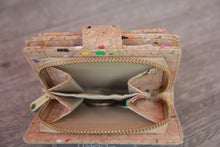 Afbeelding in Gallery-weergave laden, Portemonnaie aus Kork mit Farbakzenten und Zipper
