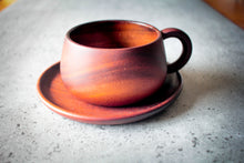 Laden des Bilds im Galerie-Viewer, Seitenansicht: Elegante Holzmaserung der Tasse und Unterteller
