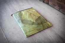 Laden des Bilds im Galerie-Viewer, Laptop sleeve in daily use, offering protection from shocks and moisture
