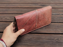Indlæs billede til gallerivisning Portemonnaie/ Geldbörse aus recycelten Blättern, Nachhaltige vegan Brieftasche mit Zipper in Braun - Vegan &amp; umweltfreundlich
