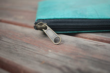 Laden des Bilds im Galerie-Viewer, 13–14&quot; nachhaltige vegane Laptoptasche aus Blättern, MacBook Hülle in türkis
