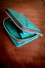 Laden des Bilds im Galerie-Viewer, Nachhaltiges Portemonnaie aus recycelten Blättern in türkis mit Zipper – vegan &amp; umweltfreundlich
