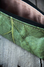 Cargar imagen en el visor de la galería, Estuche/estuche elaborado con hojas recicladas en color verde
