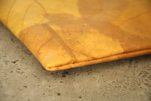 Ladda upp bild till gallerivisning, Laptop-Hülle 15&quot; - 16&quot; Zoll aus recycelten Blättern in gelb
