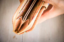 Afbeelding in Gallery-weergave laden, Kork Portemonnaie / Brieftasche mit Farb-Akzenten
