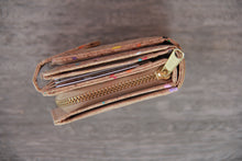 Afbeelding in Gallery-weergave laden, Portemonnaie aus Kork mit Farbakzenten und Zipper
