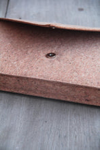 Laden des Bilds im Galerie-Viewer, Gefütterte 15–16 Zoll Laptoptasche aus Kork | Nachhaltige vegane Laptop Hülle mit Magnetverschluss, wasserabweisend für MacBook Air &amp; Pro, Natur
