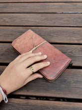 Indlæs billede til gallerivisning Portemonnaie/ Geldbörse aus recycelten Blättern, Nachhaltige vegan Brieftasche mit Zipper in Braun - Vegan &amp; umweltfreundlich
