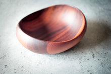 Laden des Bilds im Galerie-Viewer, Nahaufnahme des Schalenrands mit feiner Verarbeitung 
