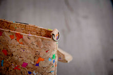 Laden des Bilds im Galerie-Viewer, Schultertasche damen, Brieftasche aus Kork mit Farbakzenten
