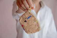 Cargar imagen en el visor de la galería, Cartera de corcho/mini estuche con detalles de color
