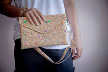 Laden des Bilds im Galerie-Viewer, Schultertasche damen, Brieftasche aus Kork mit Farbakzenten
