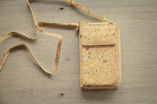 Monedero/billetera con compartimento para celular fabricado en corcho con detalles de color