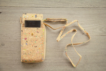 Cargar imagen en el visor de la galería, Monedero/billetera con compartimento para celular fabricado en corcho con detalles de color
