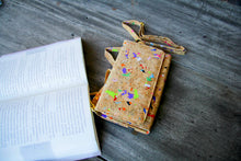 Laden des Bilds im Galerie-Viewer, Schultertasche damen, Handtasche, Clutch aus Kork mit Farb-Akzenten
