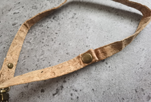 Charger l&#39;image dans la galerie, Kartenhalter &amp; Lanyard aus Kork / Ausweishülle, vegan ohne Plastik

