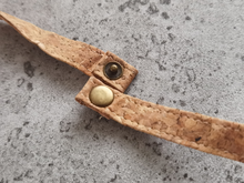 Charger l&#39;image dans la galerie, Kartenhalter &amp; Lanyard aus Kork / Ausweishülle, vegan ohne Plastik
