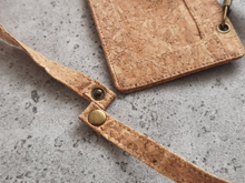 Charger l&#39;image dans la galerie, Kartenhalter &amp; Lanyard aus Kork / Ausweishülle, vegan ohne Plastik
