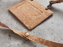 Charger l&#39;image dans la galerie, Kartenhalter &amp; Lanyard aus Kork / Ausweishülle, vegan ohne Plastik
