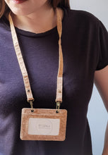 Charger l&#39;image dans la galerie, Kartenhalter &amp; Lanyard aus Kork / Ausweishülle, vegan ohne Plastik
