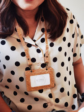 Charger l&#39;image dans la galerie, Kartenhalter &amp; Lanyard aus Kork / Ausweishülle, vegan ohne Plastik
