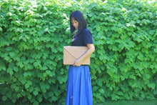 Laden des Bilds im Galerie-Viewer, Nachhaltige Laptoptasche 13–14" aus waschbarem Kraftpapier – MacBook Hülle, handgemacht mit Magnetverschluss, Vegan Leder
