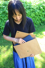 Laden des Bilds im Galerie-Viewer, Nachhaltige Laptop-Hülle 15–16" aus waschbarem Kraftpapier mit Magnetverschluss
